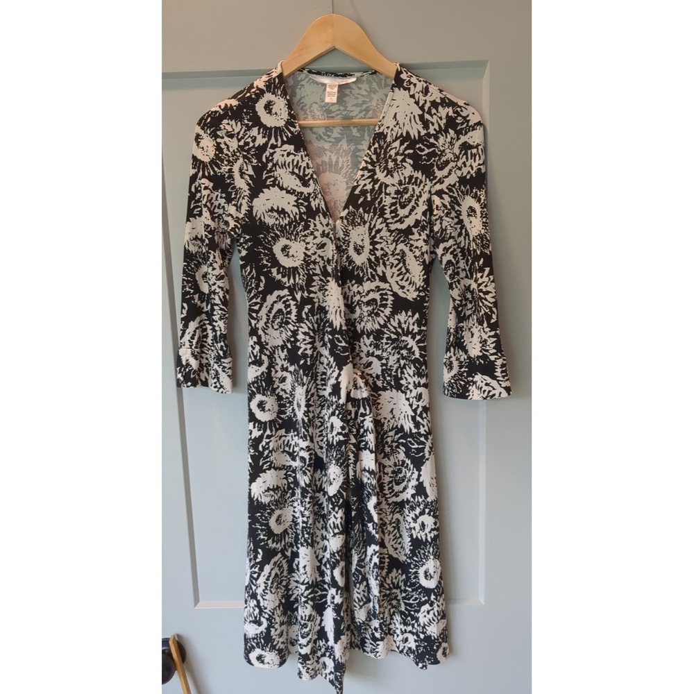 Diane Von Furstenburg Vintage Size 6 100% Silk Wrap Floral Dress
